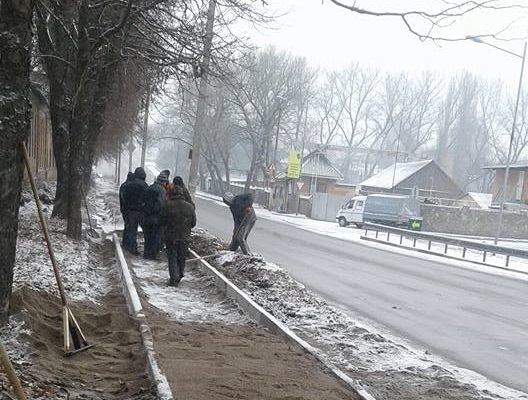дорожники ремонтують тротуар по вул. Перображенській, грудень 2016 року / фот із соцмереж