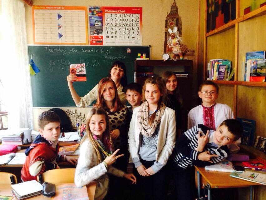 Учні з книжкою про Україну