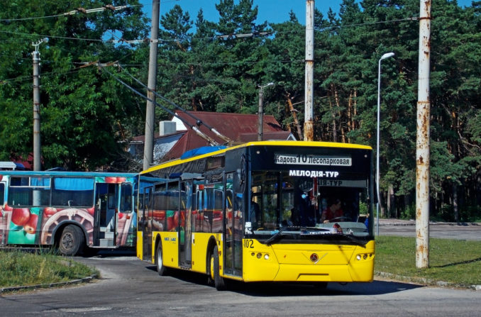 Тролейбус ЛАЗ Е183D1 №002 на кінцевій "Вулиця Лісопаркова". 3 липня 2016 року