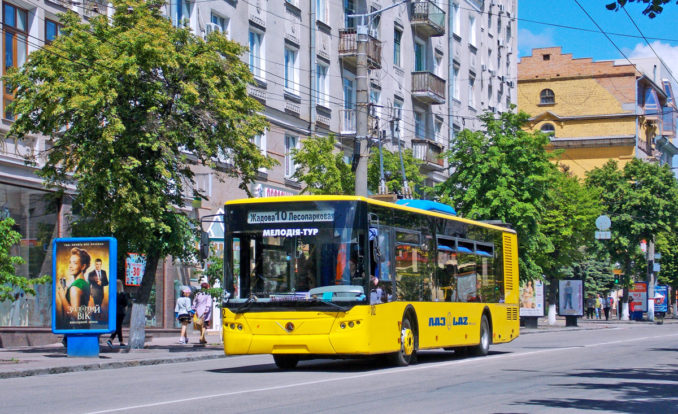 Тролейбус ЛАЗ Е183D1 №002 на вулиці Великій Перспективній. 9 травня 2016 року.
