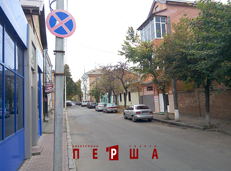знак 3.34 “Зупинку заборонено” на розі вул. Шульгиних та Віктора Чміленка